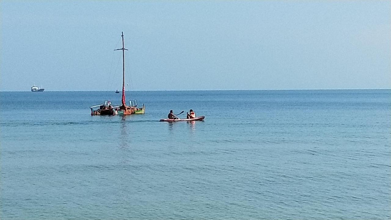 Omah Laut Bondo Jepara - By The Beach, Direct View Of The Sea, Great Base For Water Sports Margokerto Exterior foto
