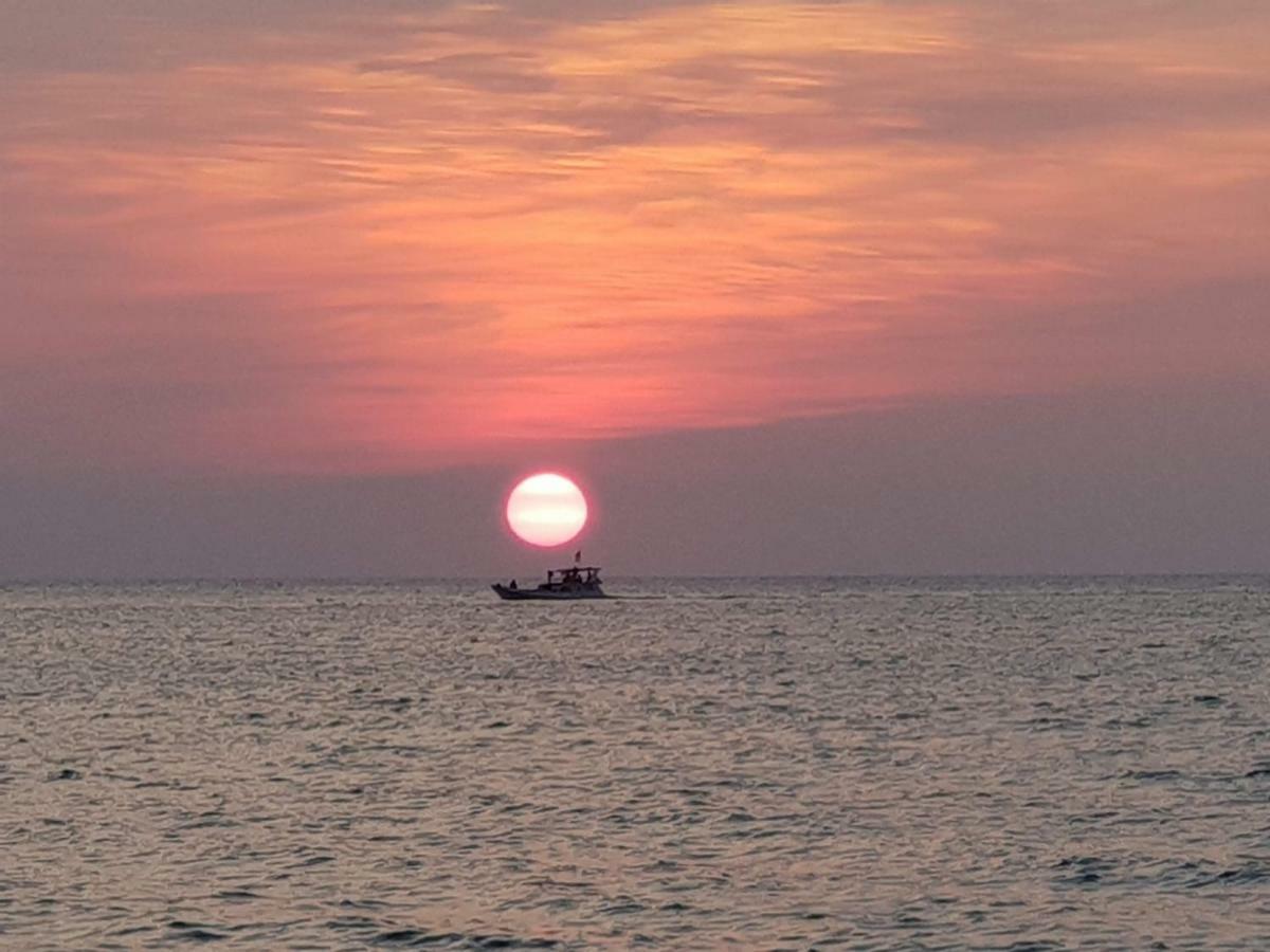 Omah Laut Bondo Jepara - By The Beach, Direct View Of The Sea, Great Base For Water Sports Margokerto Exterior foto